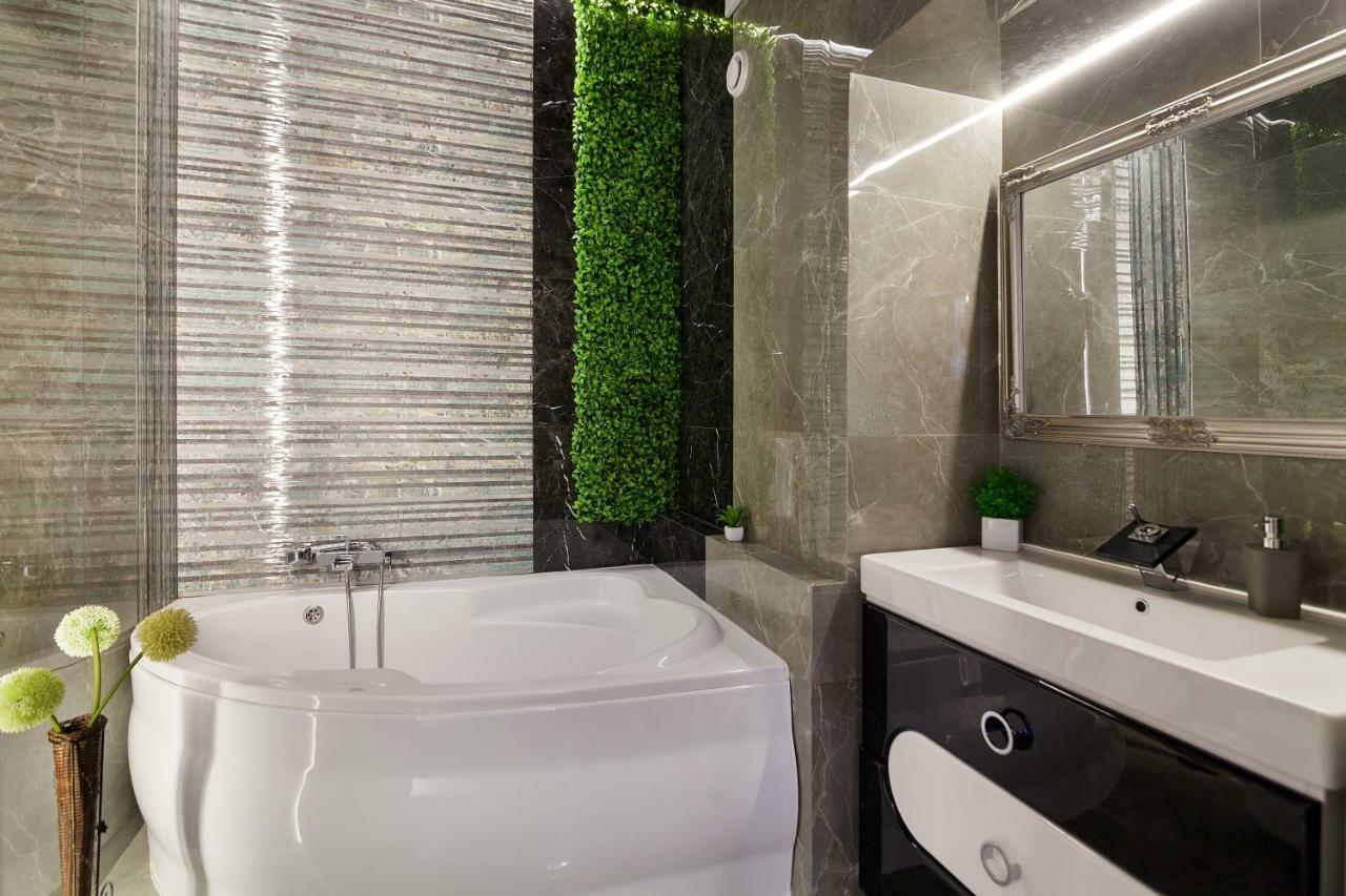 Delux Leopolli Apartments Near Shopping Mall Forum Lviv Bagian luar foto