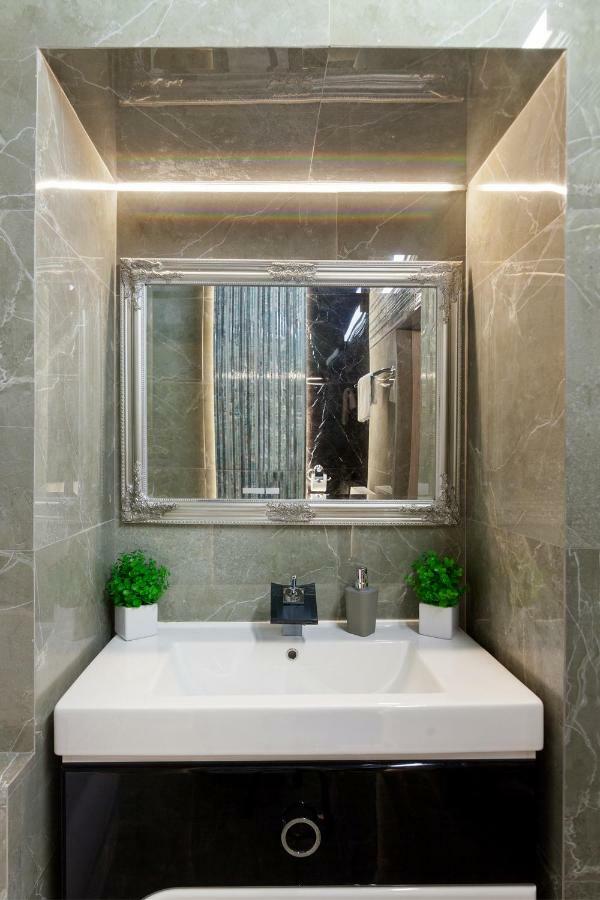 Delux Leopolli Apartments Near Shopping Mall Forum Lviv Bagian luar foto